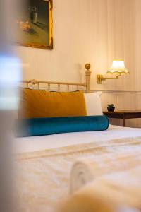 KlaarstroomKlaarstroom Hotel的一间卧室配有一张带蓝色毯子和灯的床。