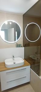 布拉迪斯拉发Luxurious brand new FREE parking apartment的浴室设有白色水槽和镜子