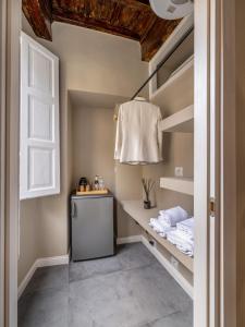 佛罗伦萨Santa Croce Luxury Suite - Dolcevita Holiday的洗衣房配有洗衣机和烘干机