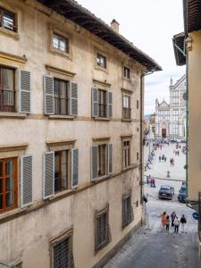 佛罗伦萨Santa Croce Luxury Suite - Dolcevita Holiday的从大楼欣赏到街道的景色