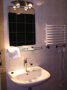 尤尔马拉玛尧鲁海滨大道宾馆的一间带水槽和镜子的浴室