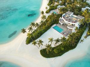 北马累环礁Jumeirah Olhahali Island Maldives的海滩上别墅的空中景致