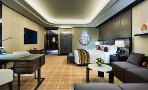 上海上海苏宁宝丽嘉酒店的配有一张床和一张书桌的酒店客房