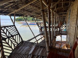 公主港Bamboo Nest Beachfront的从水中船内的景色