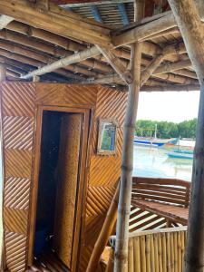 公主港Bamboo Nest Beachfront的船屋的木房子