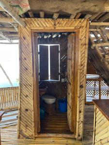 公主港Bamboo Nest Beachfront的木屋内的浴室设有卫生间