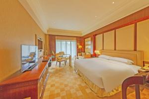 上海上海东郊宾馆的一间卧室配有一张床和一张书桌及电视