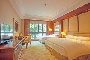 上海上海东郊宾馆的一间卧室配有一张床、一张书桌和一台电视