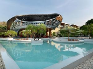 奈汉海滩Wyndham Grand Nai Harn Beach Phuket的一座游泳池,其建筑背景为: