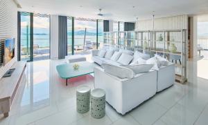 班巴克洛COMO Point Yamu, Phuket- SHA Extra Plus的客厅配有白色的沙发和桌子