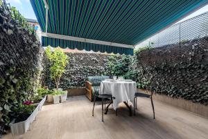 马德里Chalet independiente de diseño con Patio Privado的桌椅和绿色墙壁
