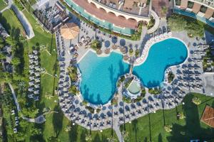 科林比亚Atlantica Imperial Resort - Adults Only的享有度假村游泳池的顶部景致