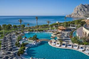 科林比亚Atlantica Imperial Resort - Adults Only的享有带游泳池和海洋的度假村的空中景致