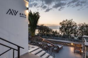 金尼昂Aniv Villa by the Sea的日落时分享有海洋美景的阳台