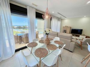 卡内拉岛OCEAN HOMES Apartamentos exclusivos en Isla Canela by AC REAL的客厅配有桌椅和沙发