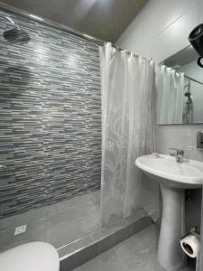 撒马尔罕IMAM AZAM HOTEL的带淋浴和盥洗盆的浴室