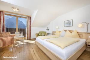 施特罗布尔格斯霍夫克勒费尔德酒店的卧室设有一张白色大床和一扇窗户。