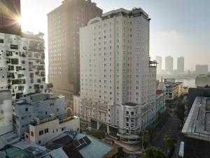 胡志明市Hotel Grand Saigon的城市空中景观高楼