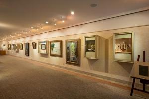 沼津Awashima Hotel的墙上挂有照片的画廊