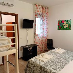 利多迪卡马约雷Camere al Mare的一间卧室配有一张床和一张双层床。