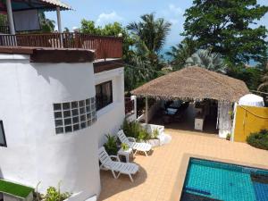 帕干岛Sojourn 6 bedroom villa near Full Moon Beach的一座带游泳池和度假村的别墅