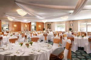 圣彼得港列治文公爵酒店的宴会厅配有白色的桌椅