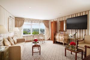 圣彼得港列治文公爵酒店的带沙发和电视的客厅