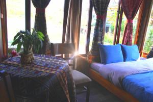 萨帕Traditional Wooden house & trekking adventure的卧室设有两张床,窗户上放着盆子