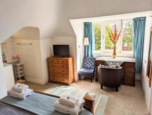 伯恩茅斯Alexander Lodge Guest House的客房设有书桌、桌子和椅子