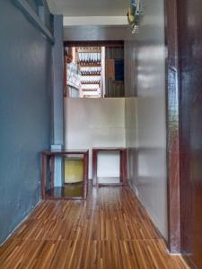 武端市Z&J Transient Pad的一间空房间,铺有木地板,设有楼梯