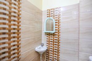 坎普尔FabExpress Kanha Dham的一间带水槽和镜子的浴室