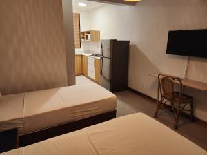 佩雷贝勒佩里阿度假公寓的一间小房间,配有两张床和厨房