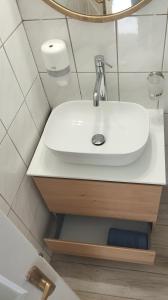 奈德里Spiros Sea View的浴室设有白色水槽和镜子