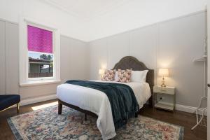 塞斯诺克‘Endsleigh Cottage’ - Modern Luxury, Aged Charm的白色的卧室设有床和窗户
