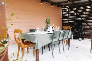 塞斯诺克‘Endsleigh Cottage’ - Modern Luxury, Aged Charm的餐桌、椅子和一瓶葡萄酒