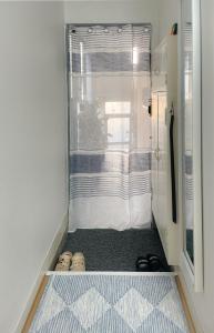 首尔BlueMoon 2Bedroom 1Toilet的小房间设有窗帘和淋浴