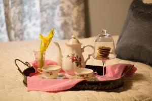 芒特艾里Bees B & B的床上的带杯子和茶具的托盘