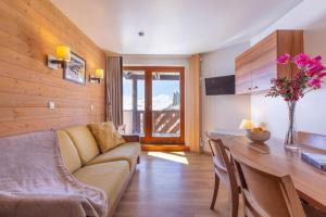 葱仁谷Résidence & Spa Le Machu Pichu的带沙发和餐桌的客厅