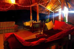 莫罗戈罗Simbamwenni Lodge and Camping的一间客厅,客厅内配有两张沙发