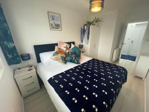伯恩茅斯The Blue Crab in Bournemouth的一间卧室配有一张带黑白色棉被的床