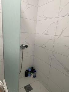 BratunacStan na dan Bratunac的浴室设有白色大理石瓷砖和淋浴。