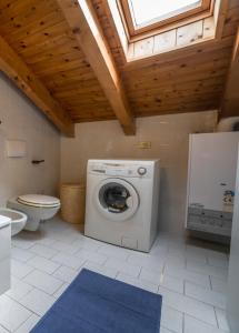 皮耶韦迪莱德罗Appartamento Manuela的一间带洗衣机和卫生间的浴室