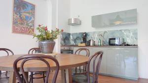 奥斯纳布吕克Heger Tor Apartments的带木桌和椅子的厨房以及带柜台的厨房。