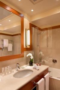 罗马星际都市酒店的一间带水槽和大镜子的浴室