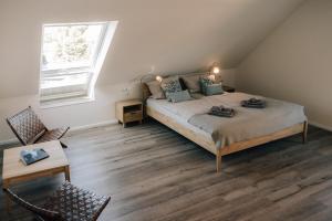 费马恩Primesurf House Fehmarn的一间卧室设有一张大床和一个窗户。