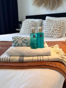EsteponaMarbella GOLF & SEA LODGE的床上的一大堆毛巾