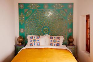 拉巴特Dar Mounia的一间卧室配有一张带绿色墙壁的床