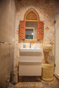 拉巴特Dar Mounia的一间带水槽和镜子的浴室