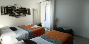 蓬泰巴Bed & Bar Mini Apartment的客房设有两张床和窗户。
