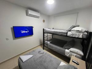 吉拉尔多特Hermoso apartamento para descansar en familia的客房设有两张双层床和一台平面电视。